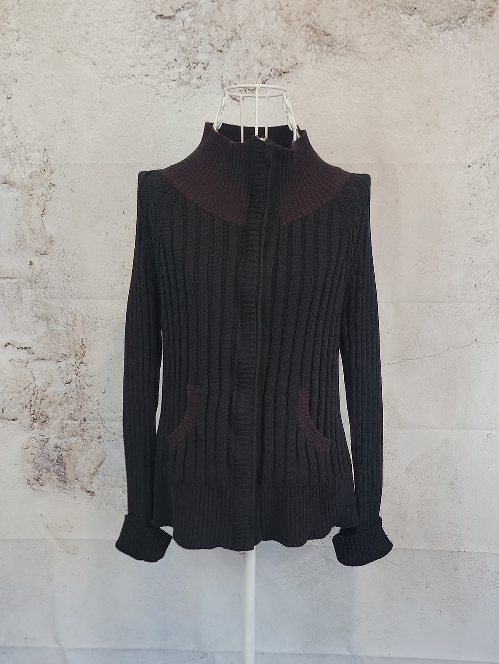 Angel Black Ribbed Zip-Front Cardigan with Dark Burgundy Collar Womens Size M